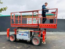 SKYJACK SJ 6832RT 4X4 SCISSOR LIFT*C/W HYDRAULIC SUPPORT LEGS*YEAR 2011*VIDEO*