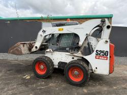 BOBCAT S250 HI-LIFT SKIDSTEER*C/W BUCKET*VIDEO*