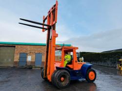 HYSTER 2 STAGE MASTED FORKLIFT*C/W DUEL WHEELS*VIDEO*