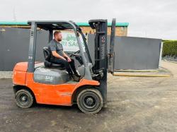 TOYOTA 62-7FDF25 CONTAINER SPEC FORKLIFT*C/W PALLET TINES*VIDEO*