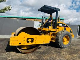 CATERPILLAR CS553E SINGLE DRUM VIBRATING ROLLER*VIDEO*