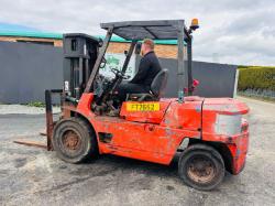 MITSUBISHI FD40 CONTAINER SPEC FORKLIFT 2 STAGE MAST*C/W PALLET TINES*VIDEO*