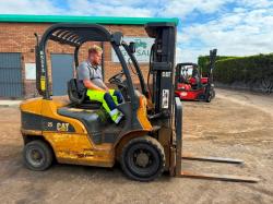 CATERPILLAR DP25N FORKLIFT*C/W PALLET TINES*VIDEO*