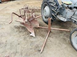 GREY FERGUSON 2WD TRACTOR*C/W ATTACHMENTS*VIDEO*