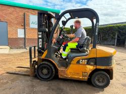CATERPILLAR DP25N FORKLIFT*C/W PALLET TINES*VIDEO*