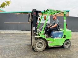MITSUBISHI FD25 CONTAINER SPEC FOKRLIFT*C/W PALLET TINES*VIDEO*