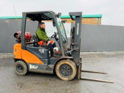 DOOSAN G25E-7 FORKLIFT*C/W PALLET TINES*YEAR 2022*VIDEO*