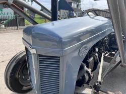 GREY FERGUSON DIESEL 2WD TRACTOR C/W LOADER, BUCKET, FOLKS & TRAILER *VIDEO*