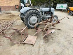 GREY FERGUSON 2WD TRACTOR*C/W ATTACHMENTS*VIDEO*