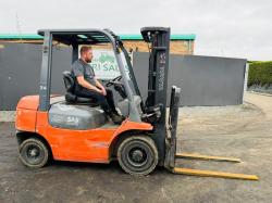 TOYOTA 62-7FDF25 CONTAINER SPEC FORKLIFT*C/W PALLET TINES*VIDEO*