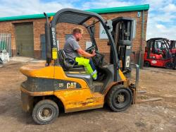 CATERPILLAR DP25N FORKLIFT*C/W PALLET TINES*VIDEO*