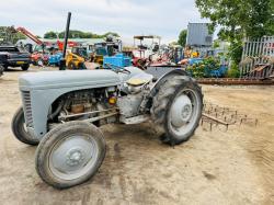 GREY FERGUSON 2WD TRACTOR*C/W ATTACHMENTS*VIDEO*