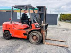 MITSUBISHI FD40 CONTAINER SPEC FORKLIFT 2 STAGE MAST*C/W PALLET TINES*VIDEO*