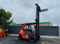LINDE H70D 2 STAGE MASTED FORKLIFT*C/W PALLET TINES*VIDEO*