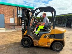 CATERPILLAR DP25N FORKLIFT*C/W PALLET TINES*VIDEO*