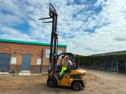 CATERPILLAR DP25N FORKLIFT*C/W PALLET TINES*VIDEO*
