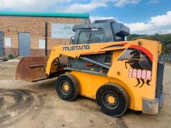 MUSTANG 2600R SKIDSTEER*C/W BUCKET*YEAR 2014*VIDEO*