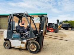 NISSAN FD02A25Q FORKLIFT*C/W PALLET TINES*VIDEO*